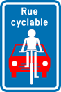 Dans une rue cyclable, vous pouvez dépasser un vélo à basse vitesse et sans le mettre en danger.