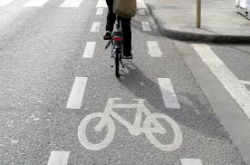 Le marquage d’une piste cyclable par deux lignes de traits discontinus blancs veut dire que le conducteur de voiture peut mordre sur la piste par exemple pour faciliter le croisement avec un véhicule venant en sens inverse.