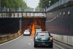 Dans un tunnel en agglomération à au moins deux bandes de circulation dans le sens que vous suivez, vous devez former un couloir de secours dès que des files commencent à se former et même si aucun véhicule prioritaire n’approche par l’arrière à ce moment-là.
