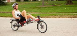 Les vélos couchés, vélomobiles et speed pedelecs, ne peuvent jamais circuler sur une piste cyclable.